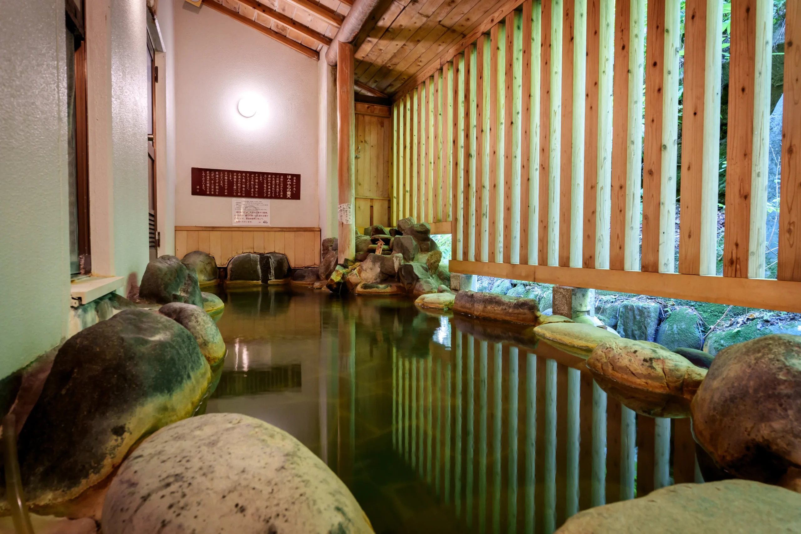 　Large public bath with open-air hot spring