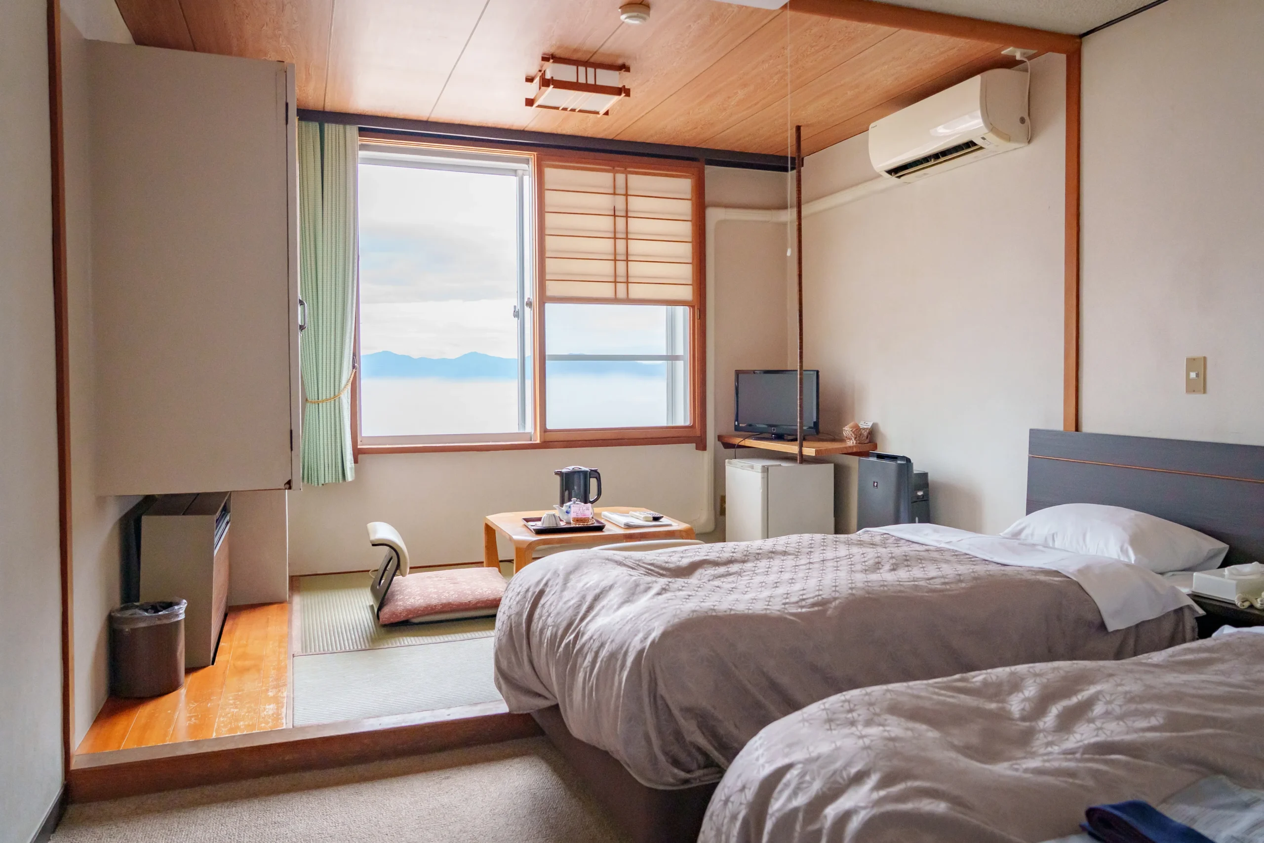 [Main Building / Lake View] Twin Room