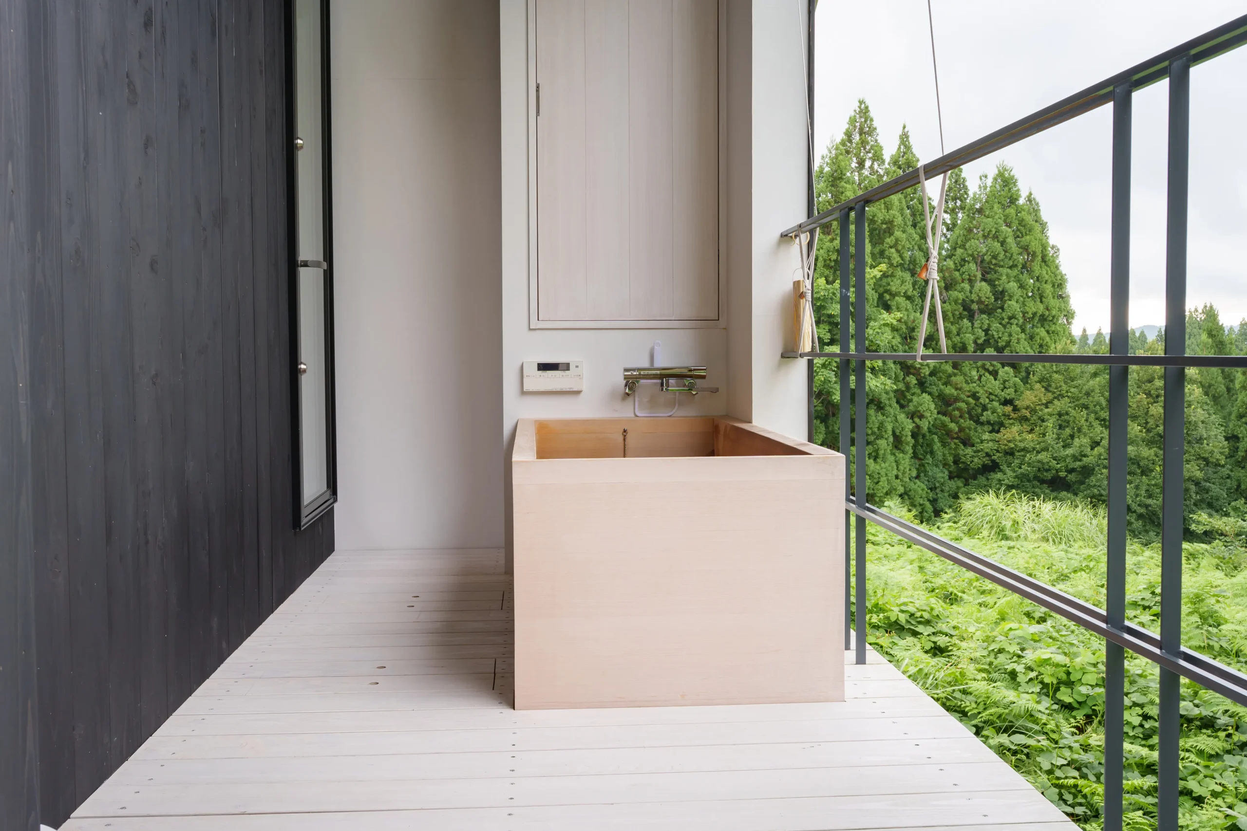 Open-air bath made of cypress