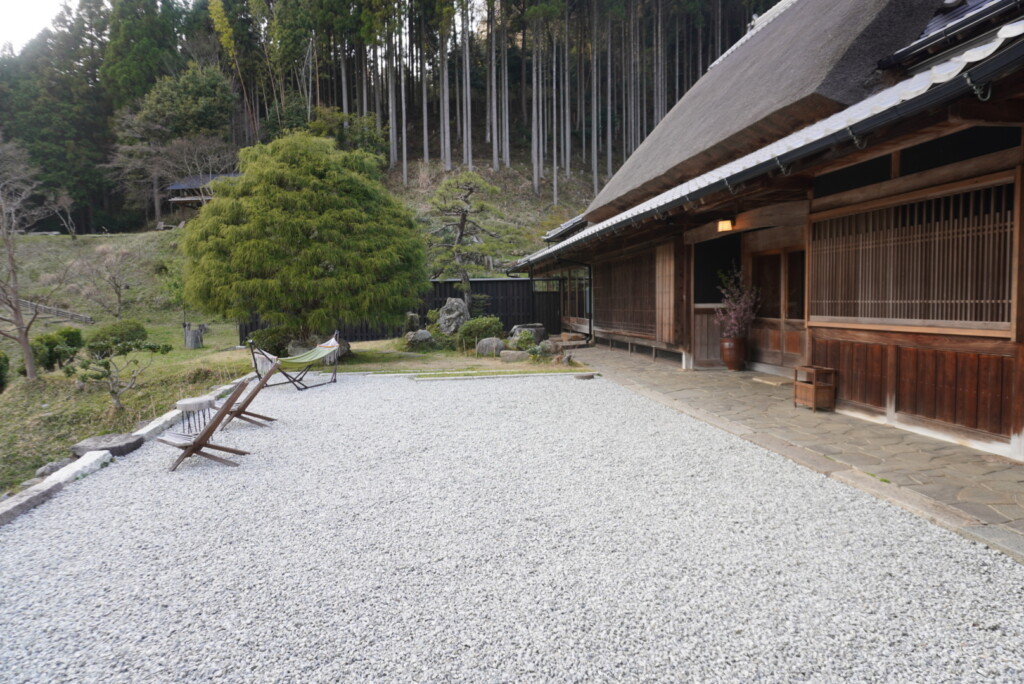 A Serene Rural Escape of White Gravel and Thatched Roofs