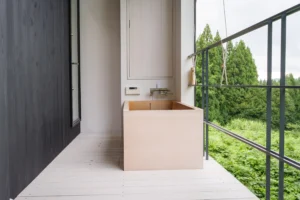 檜木打造的露天浴池