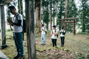 在小神社祈求平安與安全
