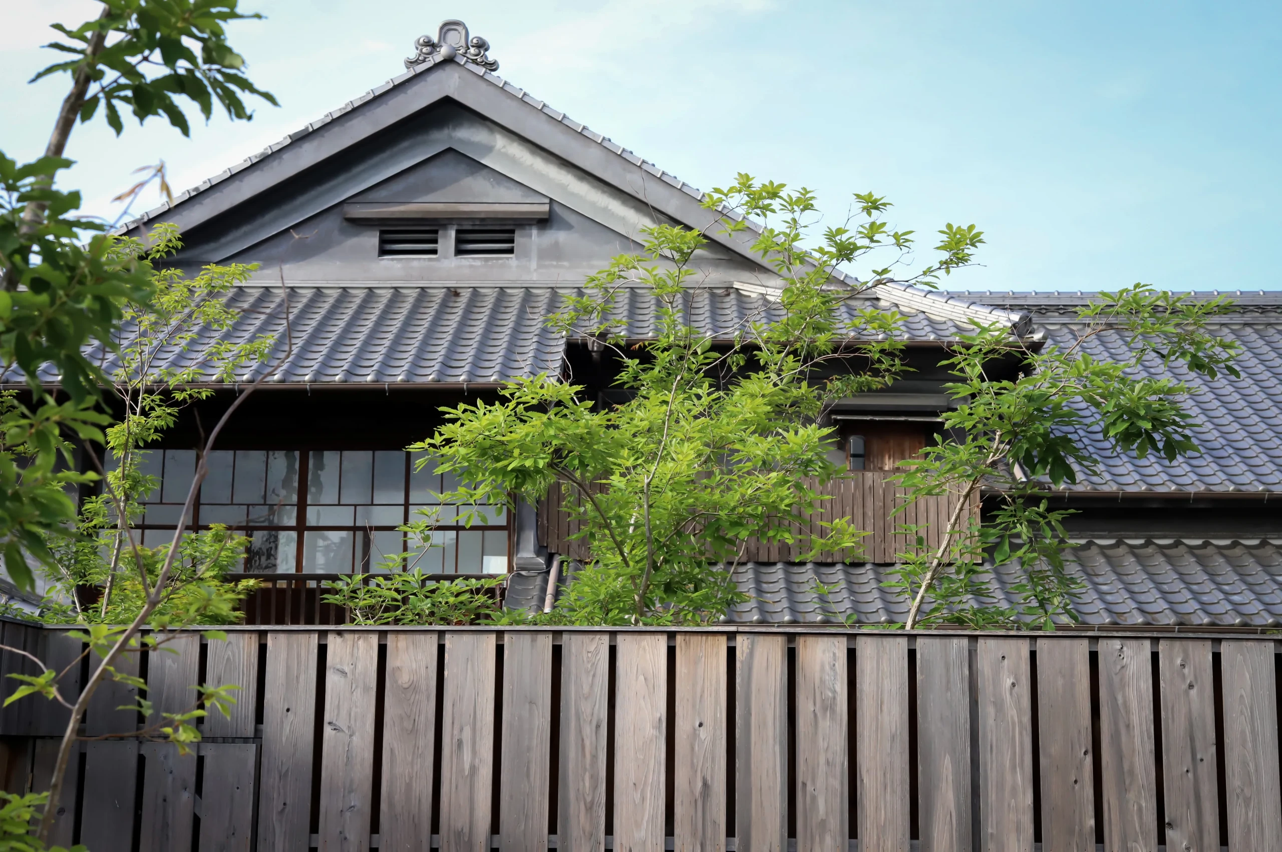 融入筑後吉井老街街景，矗立百年的古民家。