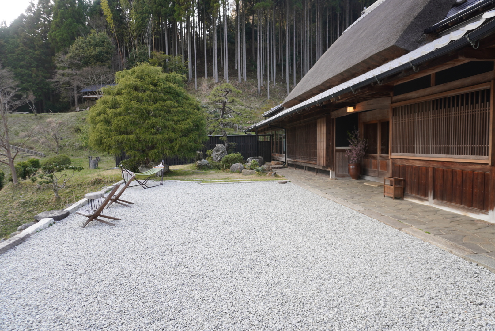 白砂與茅草屋頂交織而成,靜謐而優雅的里山景致。