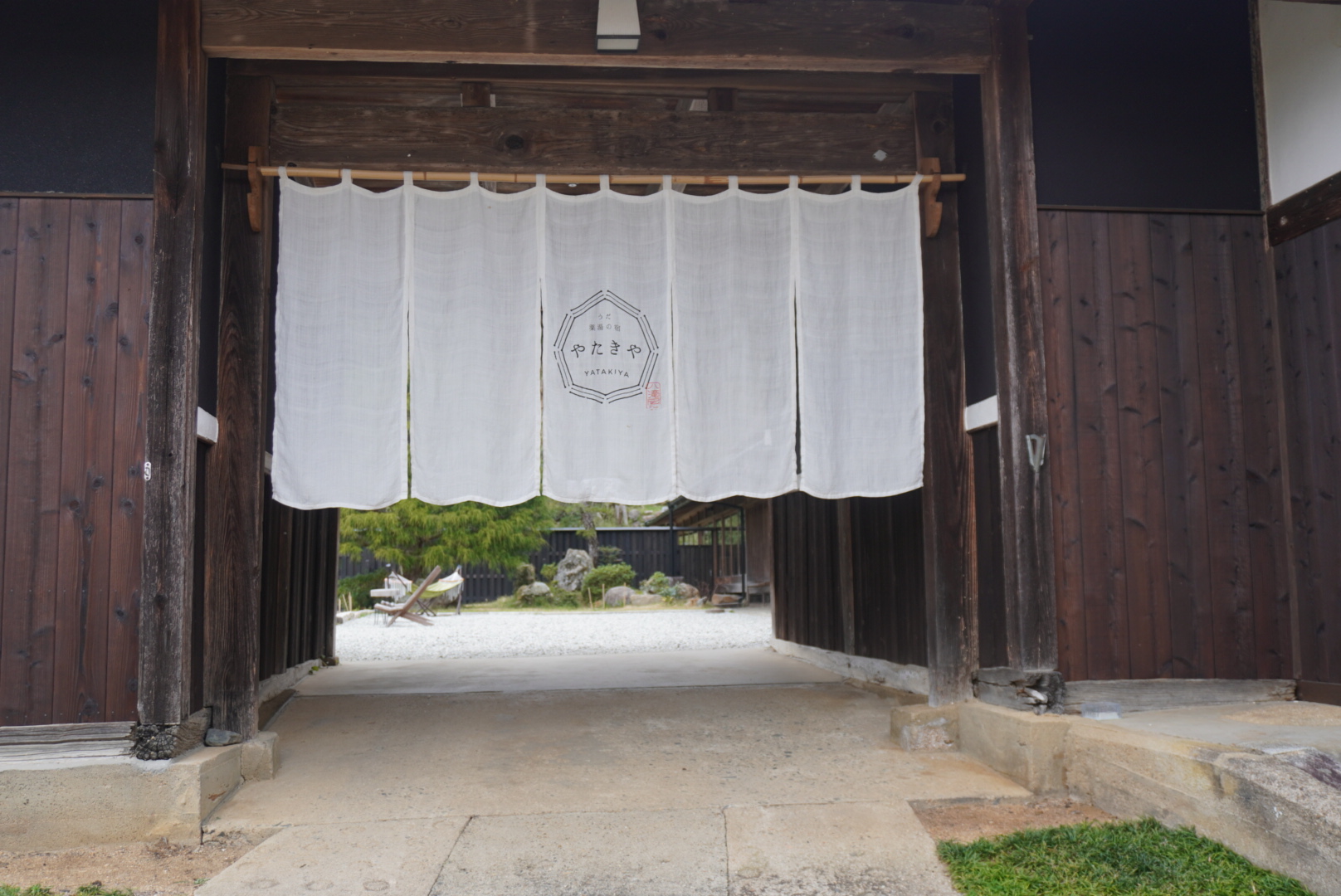 穿過暖簾,藥草療癒之旅就此展開
