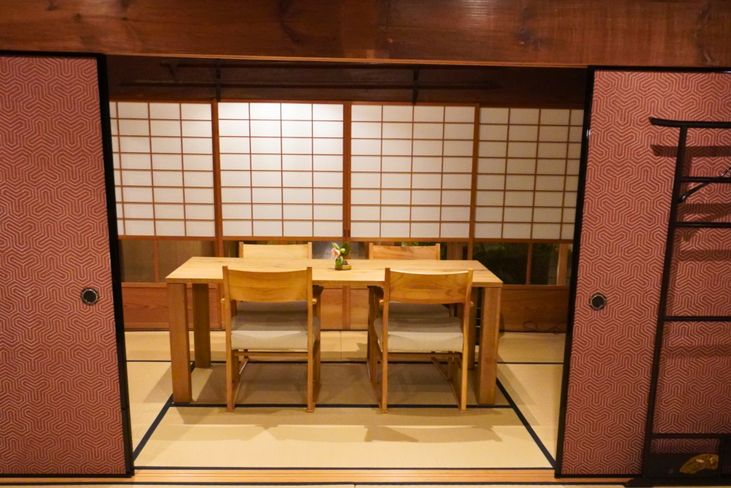 朱紅色襖門點綴的靜謐包廂餐廳,呈現沉穩而洗練的用餐空間。