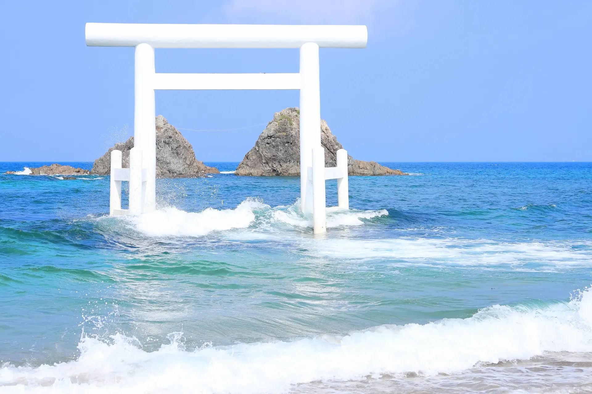 佇立於海中的白色鳥居